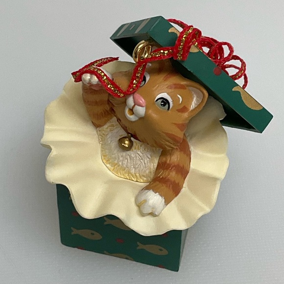 🔥SALE 3/$20 HALLMARK KEEPSAKE Ornament Cute Cat in the Box 7th in Series - Picture 1 of 11